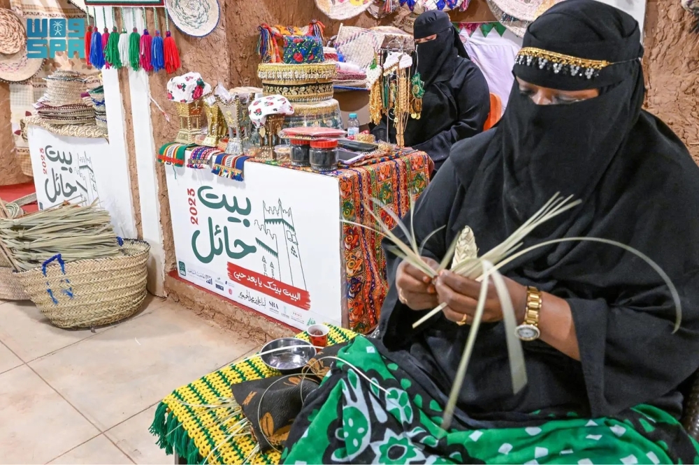 إقبال من بنات حائل على صناعة الخوص - واس