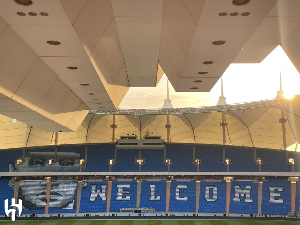 بالفيديو.. جماهير الهلال تصلي المغرب قبل حفل نيمار