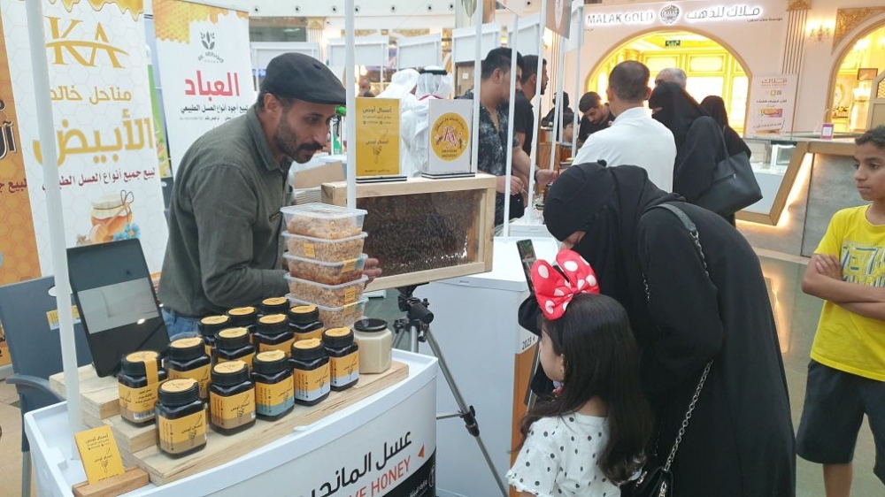 فيديو| ملكة النحل تجذب الأطفال في فعالية 