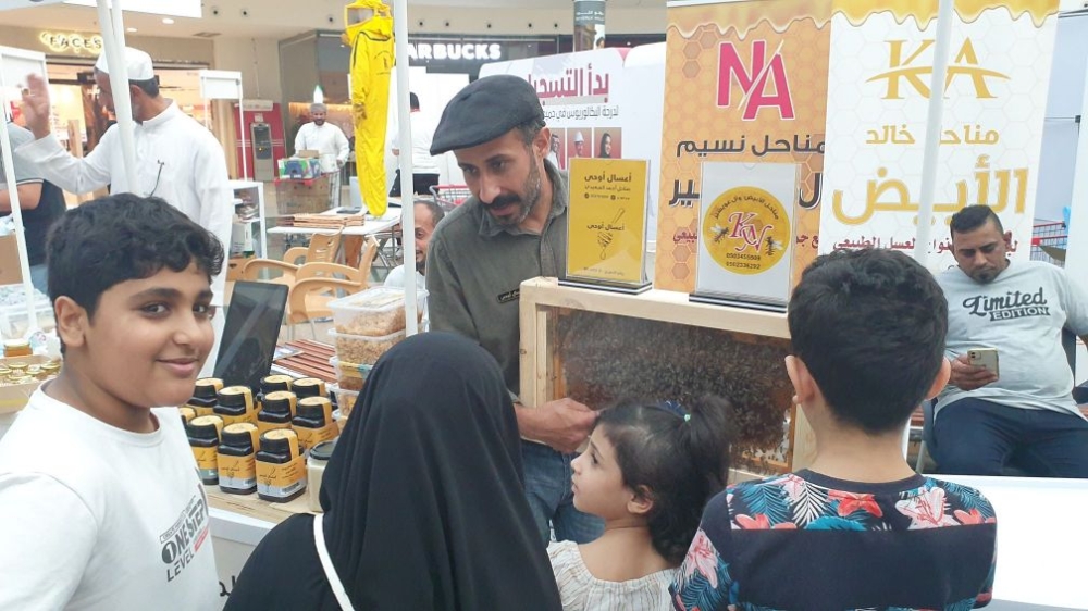 فيديو| ملكة النحل تجذب الأطفال في فعالية 