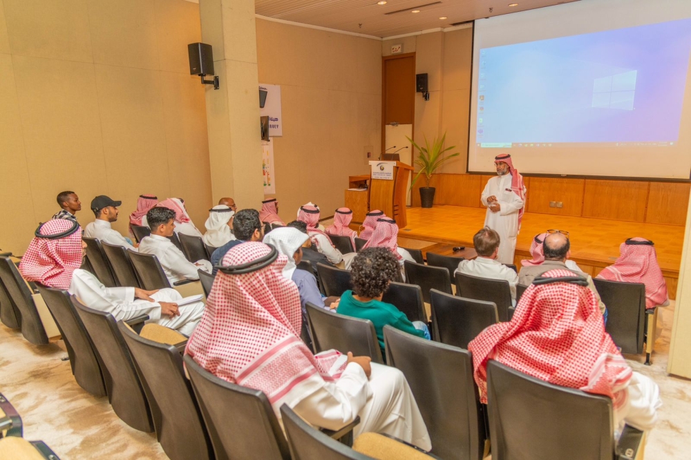 المشاركون بالتدريب يستمعون لشروحات أحد المحاضرين