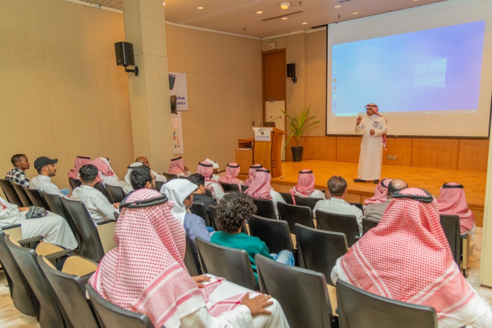 المشاركون بالتدريب يستمعون لشروحات أحد المحاضرين