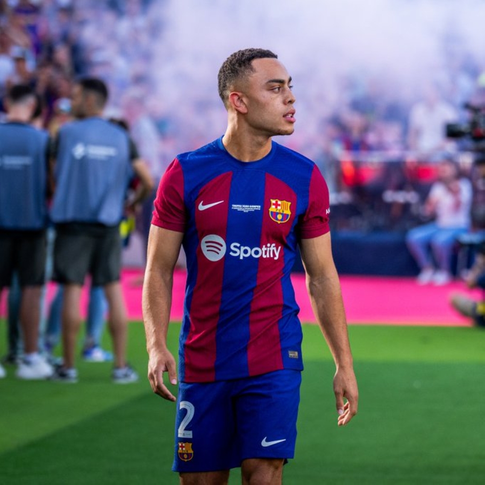 برشلونة يعير ظهيره لأيندهوفن