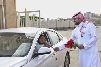 جامعة الملك خالد تستقبل طلابها بالورد ـ حساب الجامعة 