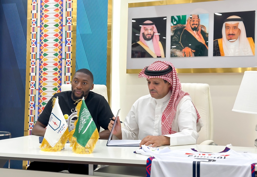 رسميًا.. أبها يوقع مع الكاميروني كارل إيكامبي