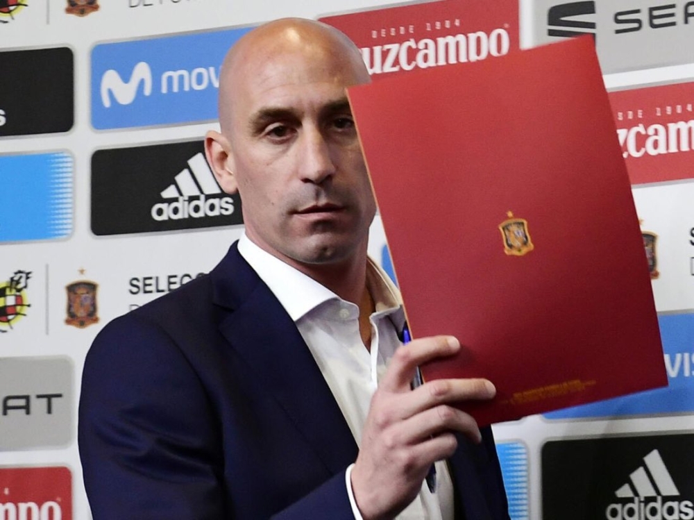 فيفا يوقف رئيس الاتحاد الإسباني مؤقتا