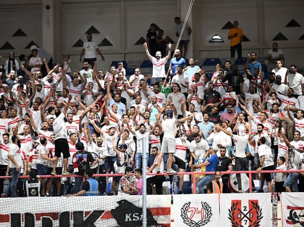فيديو.. جمهور الزمالك يُشعل الأجواء في نهائي عربية اليد