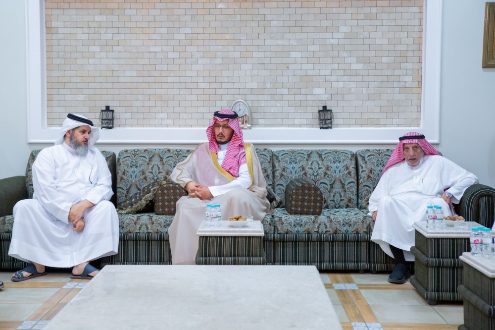 الأمير أحمد بن فهد بن سلمان بن عبدالعزيز يقدم التعازي لعائلة الدخيل- اليوم