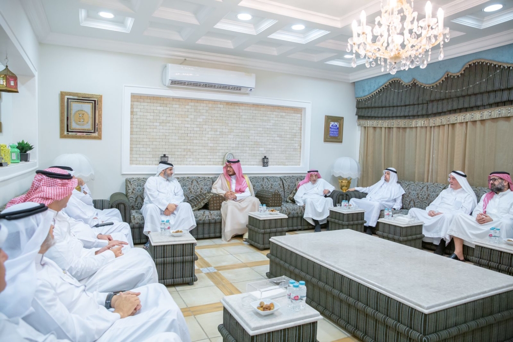 نائب أمير الشرقية يقدم التعازي لعائلتي الفالح والدخيل