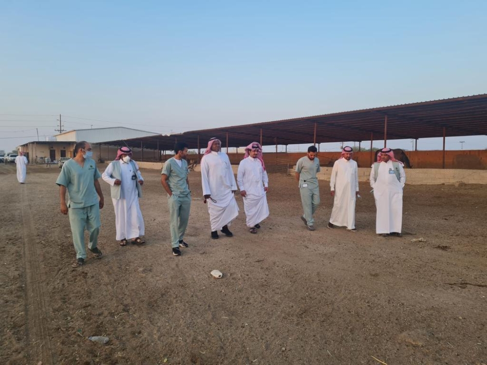 جانب من جولة الدكتور العبد الرزاق - اليوم