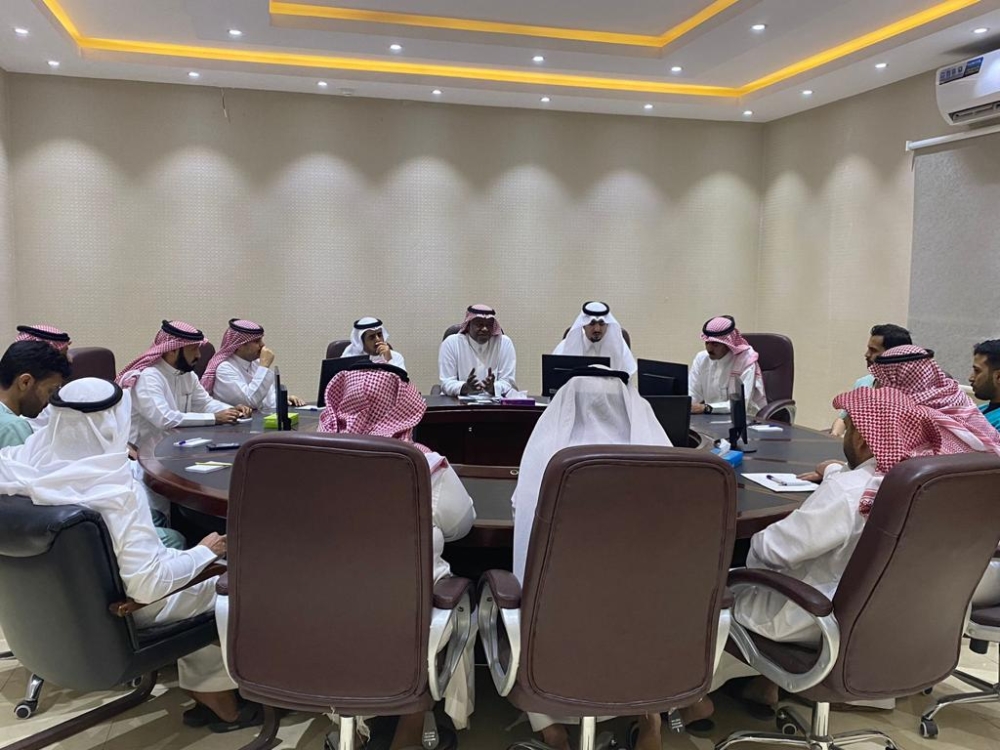 اجتماع الدكتور العبدالرزاق مع ادارة مكتب البيئة في حفر الباطن - اليوم