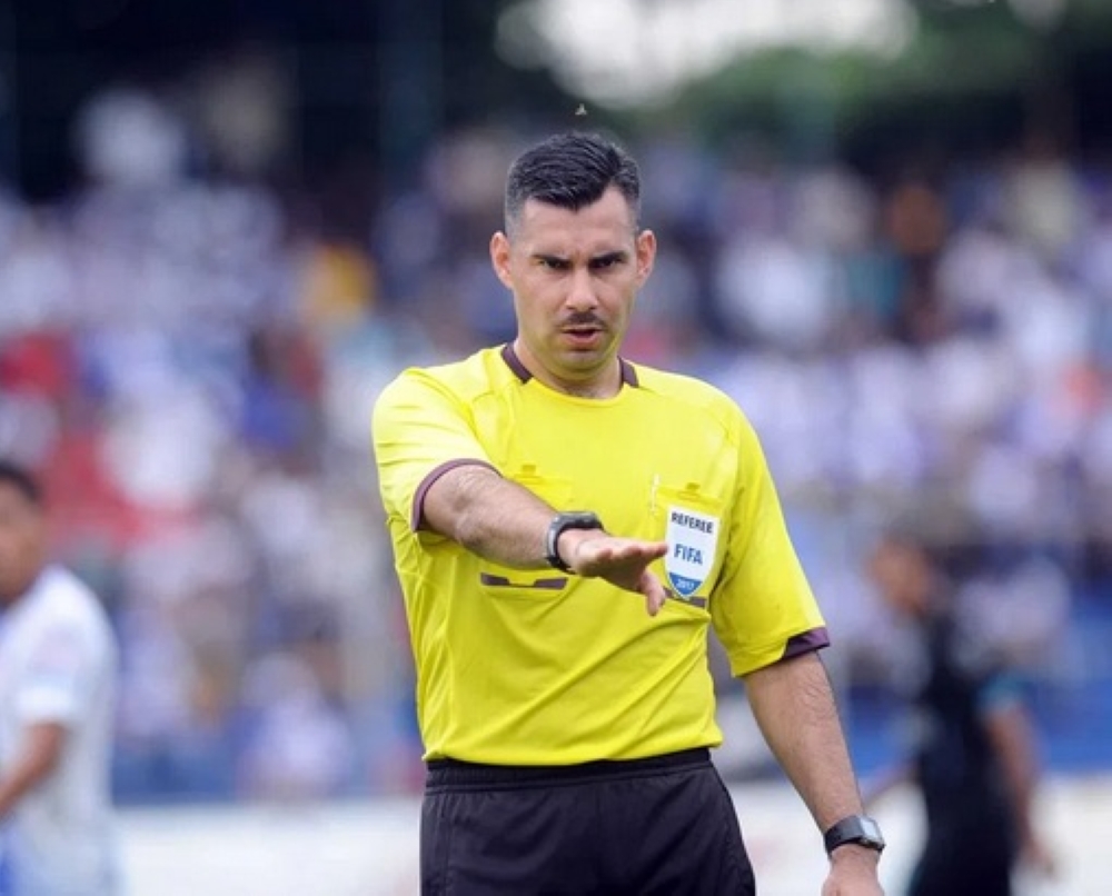 حكم مباراة الاتحاد والهلال.. اسكوبار 'ماكينة' بطاقات ملونة