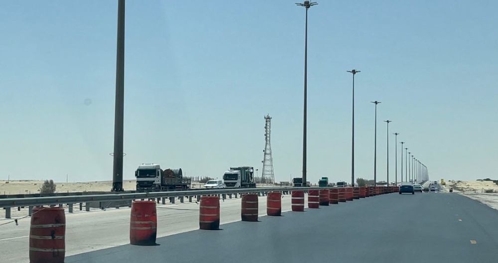 طريق الدمام بقيق يخضع لأعمال الصيانة