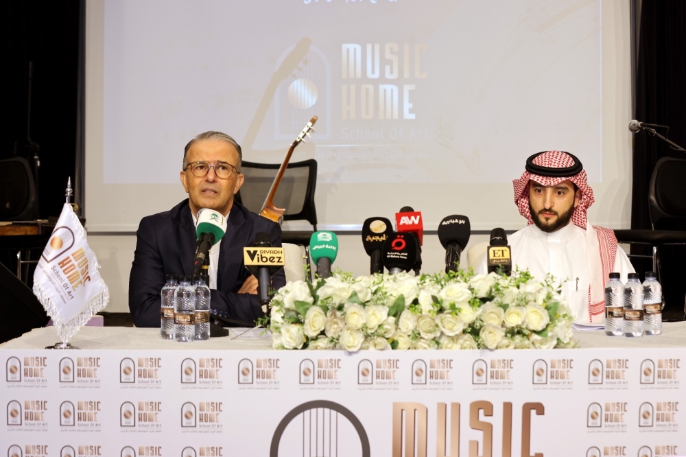 د. أيمن تيسير متحدثًا خلال المؤتمر بجواره المدير التنفيذي للمعهد معتز الشبانة - اليوم