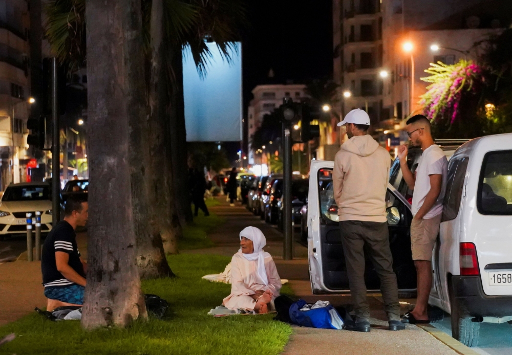 أشخاص يتجمعون في أحد شوارع الدار البيضاء، بعد زلزال قوي في المغرب - رويترز 