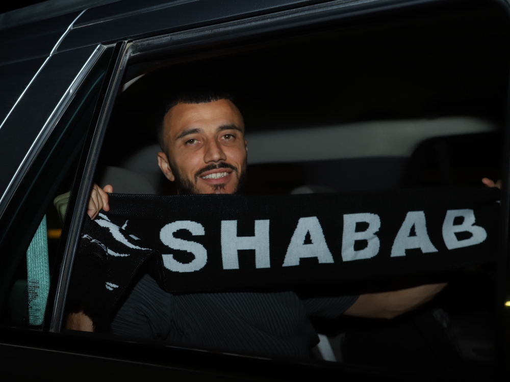 رومان سايس يصل الرياض للانضمام للشباب