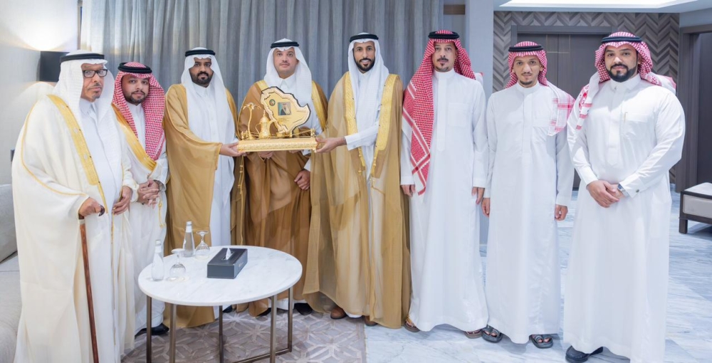 محافظ الأحساء يستقبل رئيس ومجلس إدارة نادي الروضة