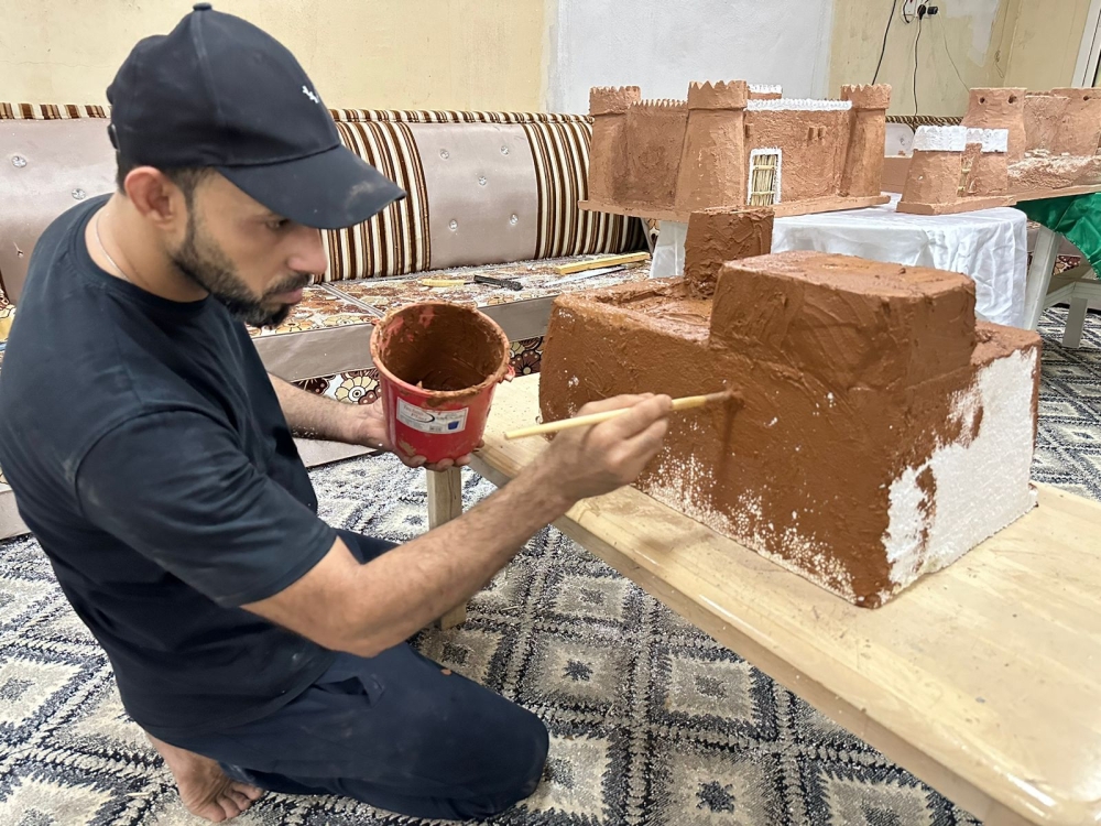فيديو.. نحات يجسّد المعالم التراثية السعودية بمجسمات واقعية 