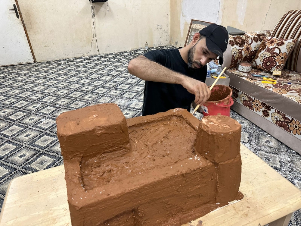 النحات محمد العبدالغني أثناء تنفيذه إحدى الأعمال - اليوم