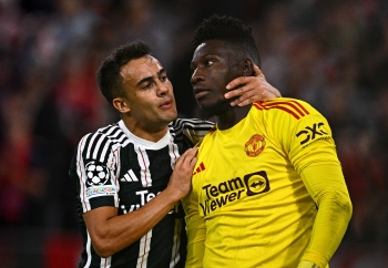 لاعب مانشستر يواسي حارس المرمى أندريه أونانا