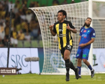 الاتحاد يستعيد صدارة دوري روشن بثنائية في الفتح