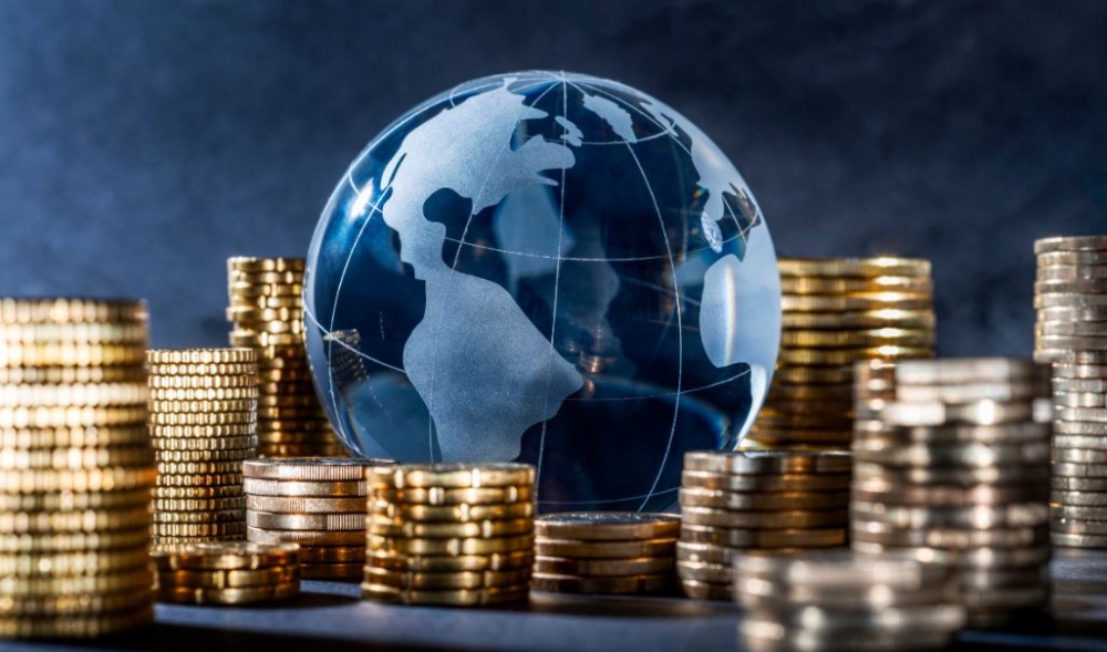 توقعات بتباطؤ الاقتصاد العالمي وسط تقلبات أسعار الفائدة