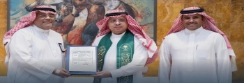رئيس الهيئة العامة للطيران يسلم الرخصة إلى الرئيس التنفيذي للمركز - واس