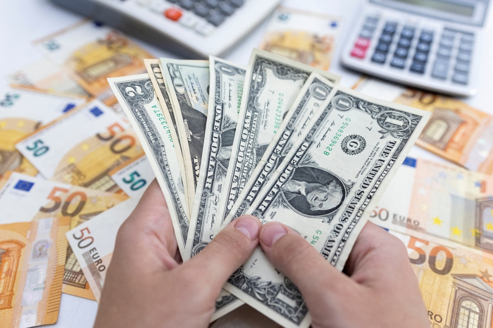 سعر الدولار قرب أعلى مستوى له في 10 أشهر