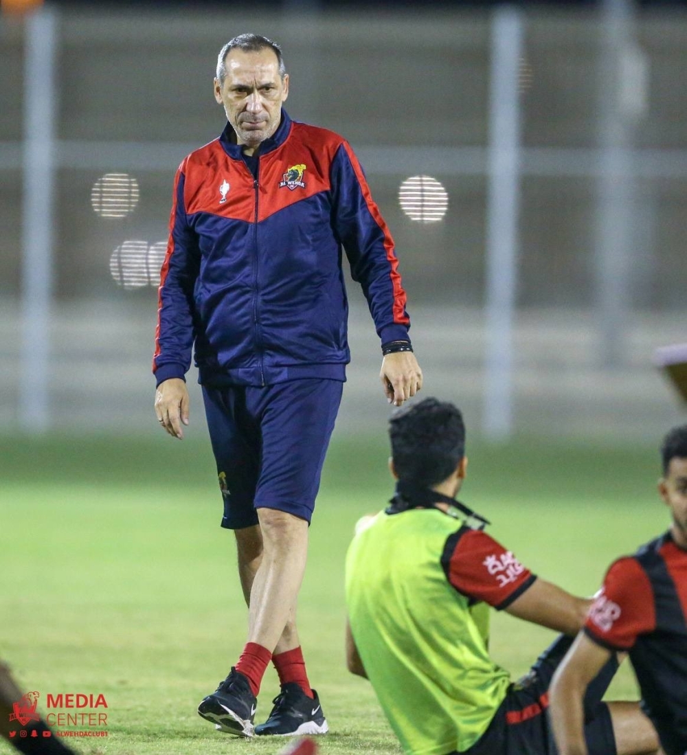 دونيس .. يعاقب لاعبي الوحدة