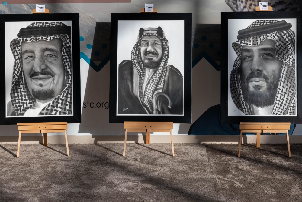 أعمال تشكيلية بمعرض الصقور والصيد - اليوم