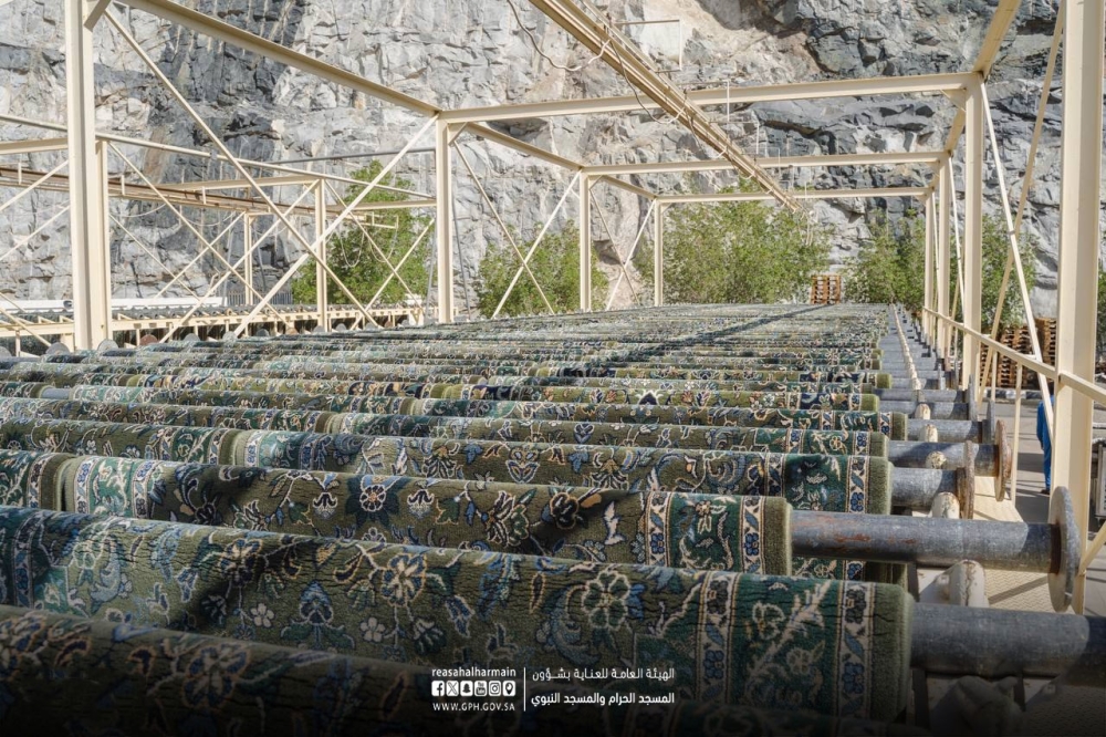 تجفيف السجاد على مناشر في فناء خارجي تحت أشعة الشمس والهواء النقي - الهيئة العامة للعناية بشؤون الحرمين