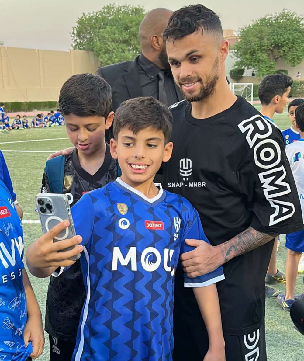 ميشايل يفاجئ أطفال أكاديمية الهلال