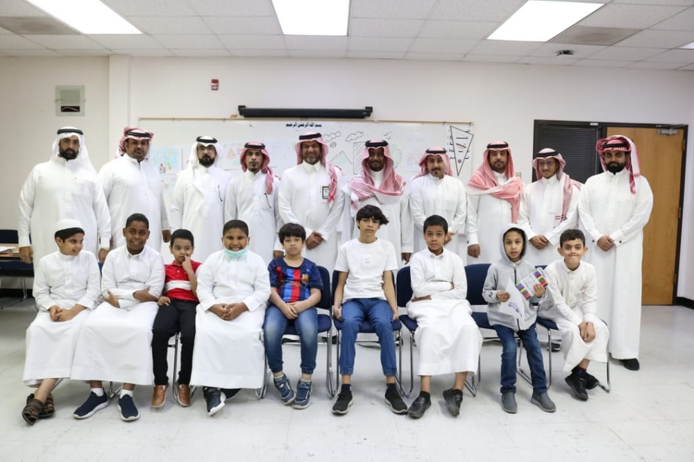 معلم يطور مبادرة فنية لتحسين التواصل لدى أطفال التوحد