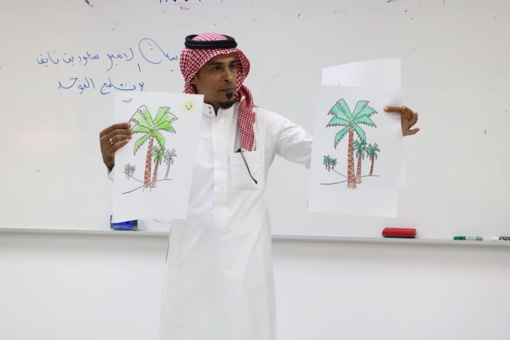 معلم يطور مبادرة فنية لتحسين التواصل لدى أطفال التوحد