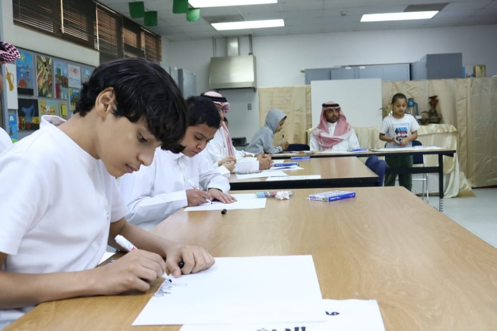 معلم يطور مبادرة فنية لتحسين التواصل لدى أطفال التوحد