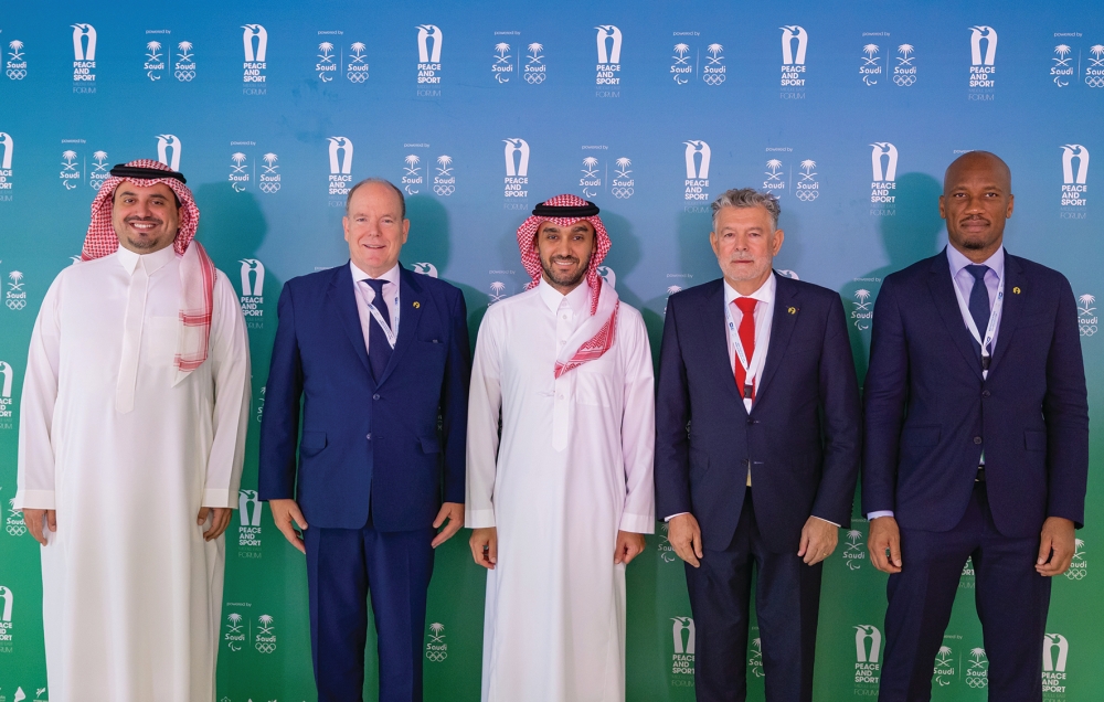 صورة جماعية للفيصل وأمير موناكو وبن جلوي وبوزو ودروجبا