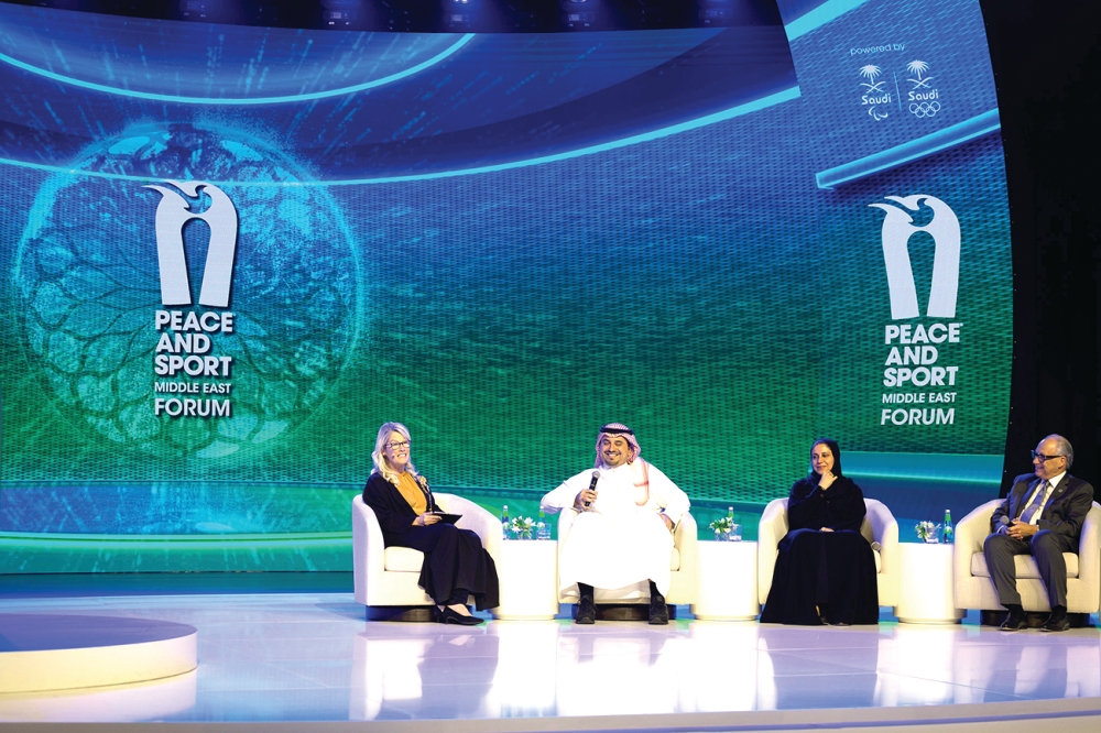 بن جلوي واضواء العريفي خلال جلسة رؤية المملكة 2030