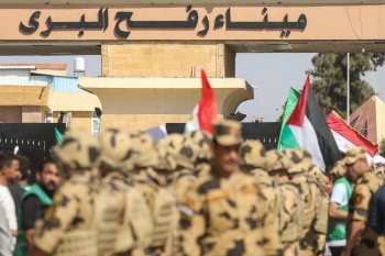 جنود من الجيش المصري يقفون على معبر رفح الحدودي بين مصر وقطاع غزة - د ب أ