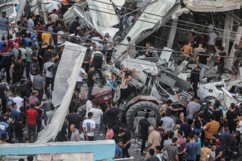 فلسطينيون يتفقدون الأنقاض بعد غارة للاحتلال بالقرب من مدرسة تابعة للأمم المتحدة- د ب أ