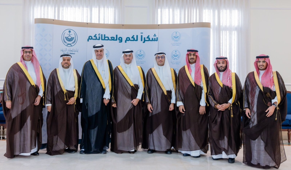 محافظ الأحساء يكرّم رئيس وإدارة الفتح السابق 