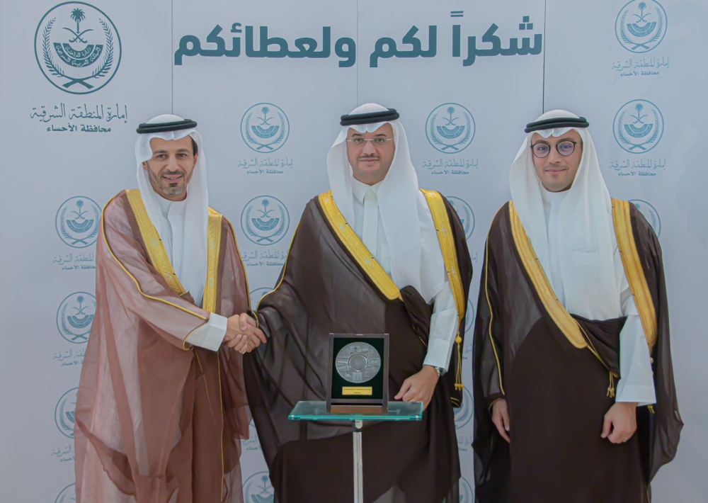 محافظ الأحساء يكرّم رئيس وإدارة الفتح السابق 