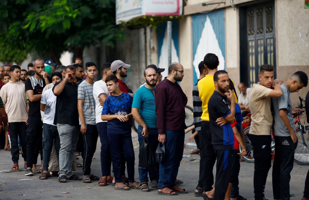 اصطفاف في طوابير الحصول على الخبز في غزة - رويترز