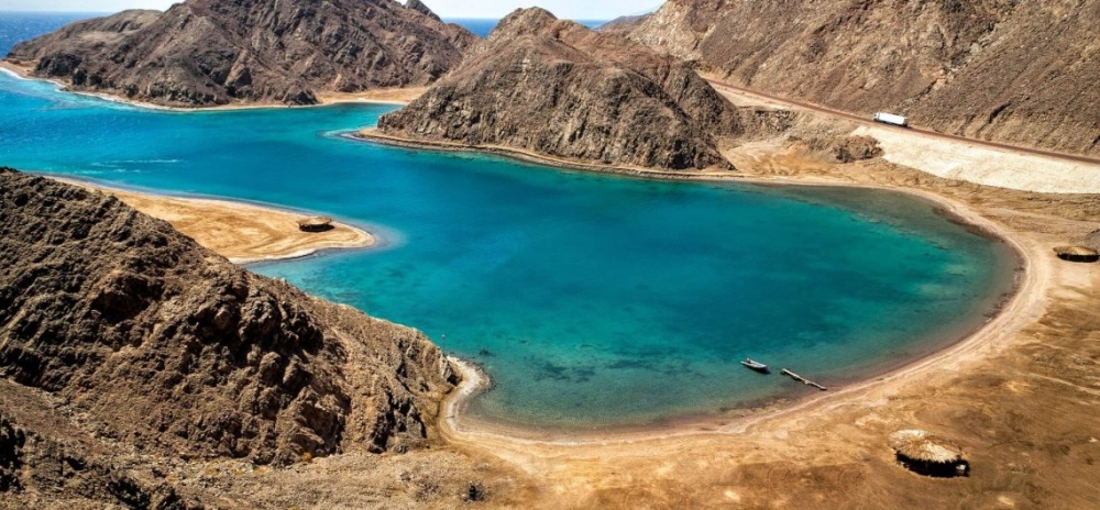 طابا تحيط بها الجبال من 3 جهات - وكالات
