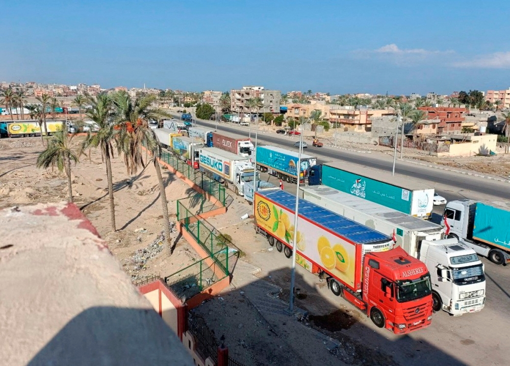 طائرة مساعدات تصل إلى مطار العريش المصري تمهيدا لدخولها غزة