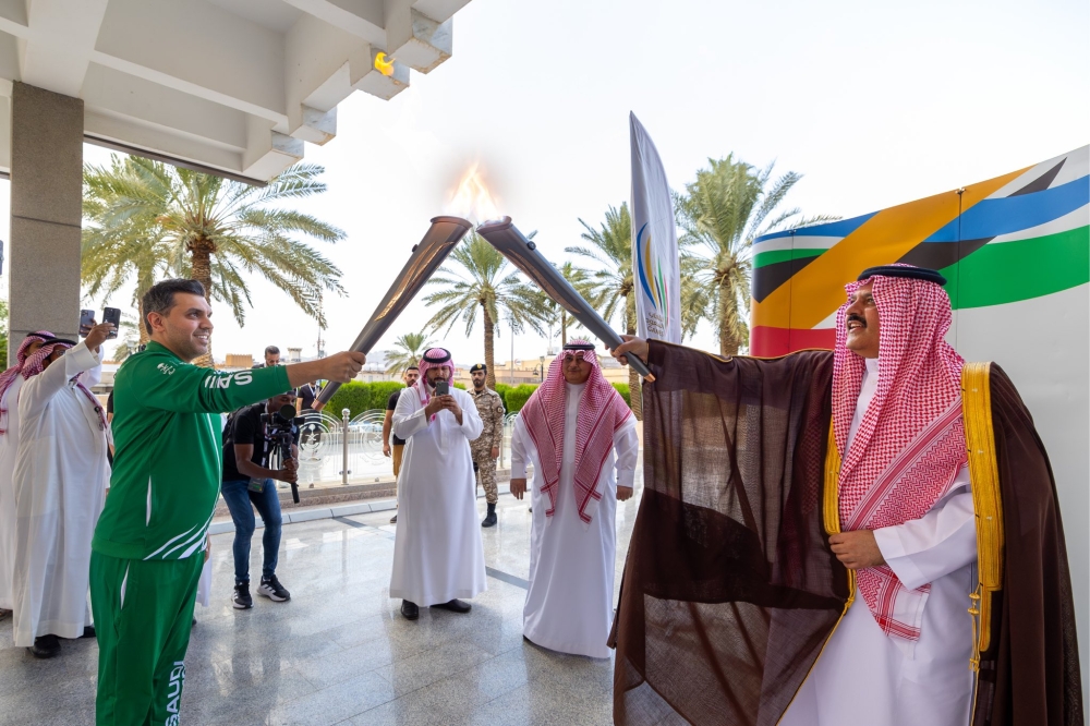 أمير حائل يتسلم شعلة دورة الالعاب السعودية من الفايز 