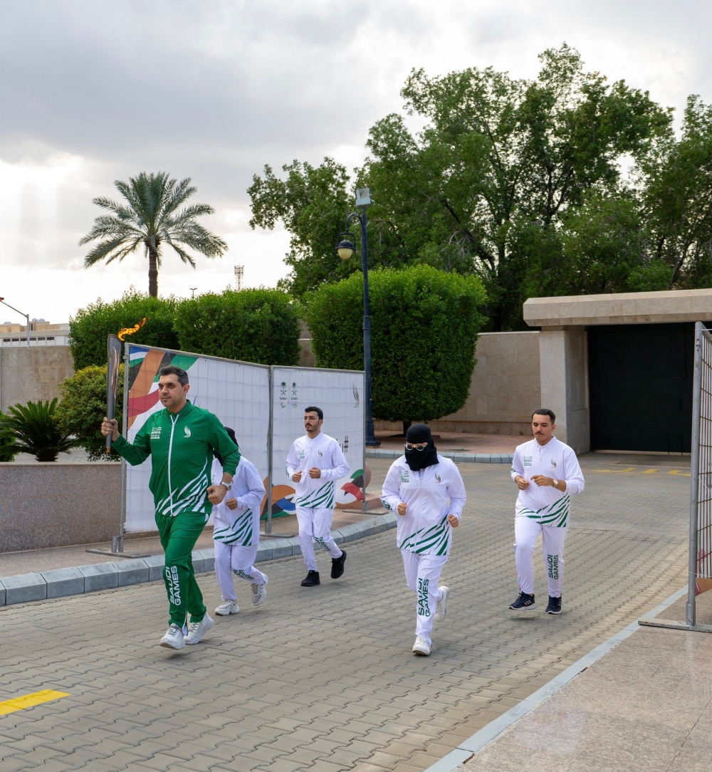 أمير حائل يتسلم شعلة دورة الالعاب السعودية من الفايز 