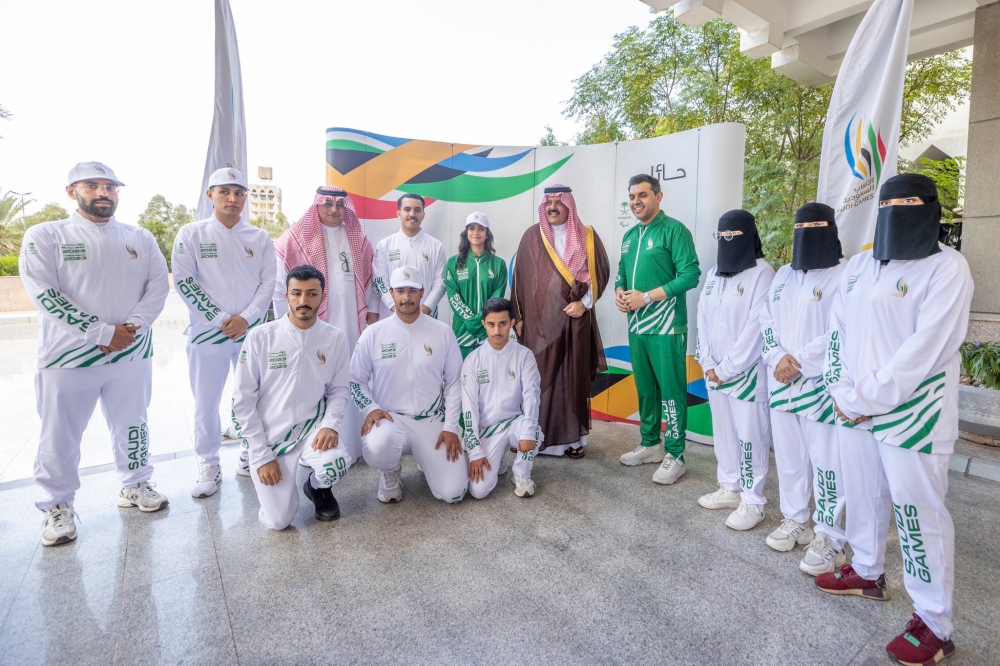 أمير حائل يتسلم شعلة دورة الالعاب السعودية من الفايز 