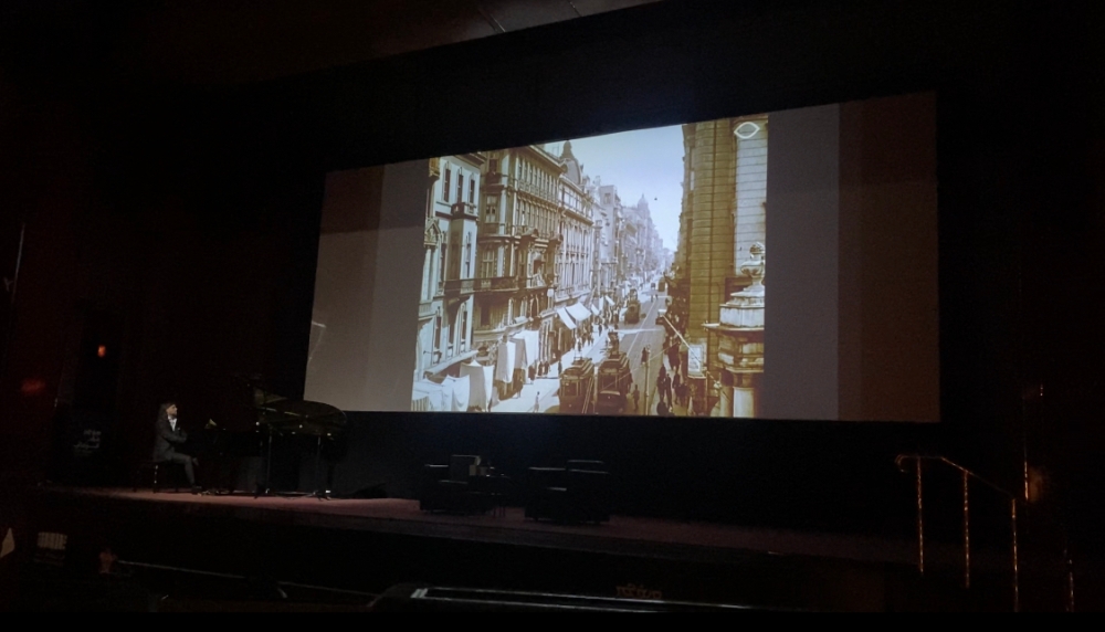 عرض مجموعة من الأفلام الصامتة وعرض موسيقي حي للفنان
