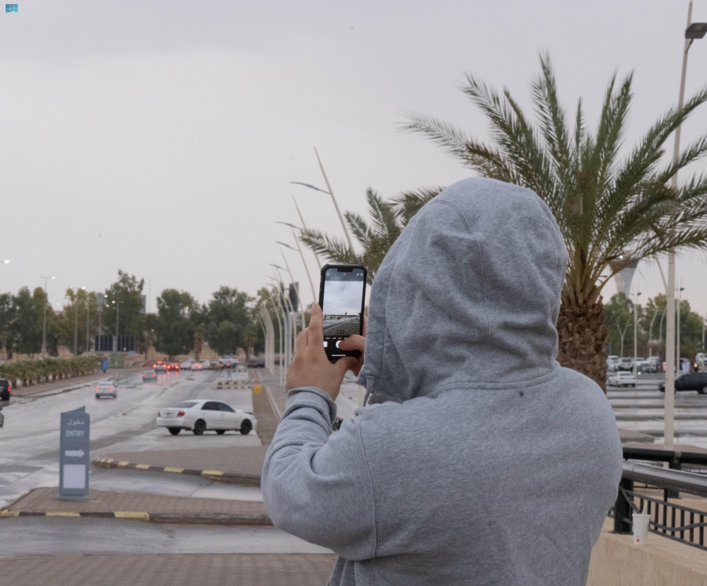 أهالي عرعر يستمتعون بالأجواء الماطرة ويوثقون أجمل اللحظات - واس