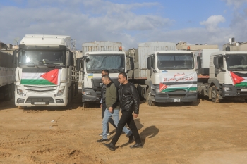 شاحنات تحمل معدات مستشفى ميداني أردني عند وصولها إلى خان يونس- د ب أ